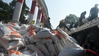 Truk yang mengangkut ratusan karung beras Bulog terguling dan menutupi badan jalan akibat kelebihan muatan pada Rabu (30/8/2023) dini hari.  