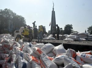 Waduh, Beras Bulog Tumpah di Jalan Kota Bogor