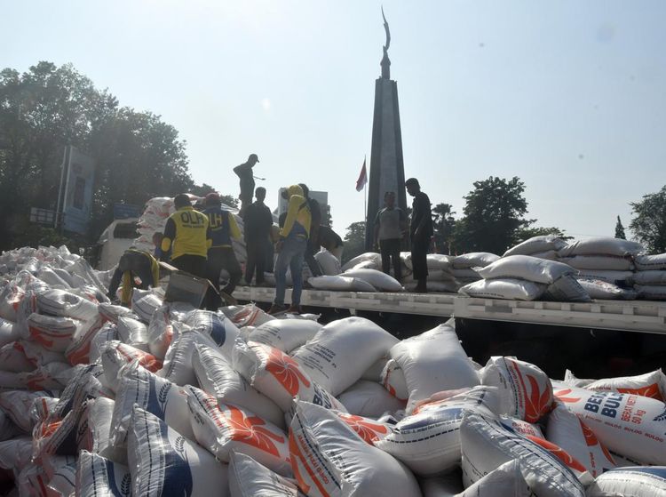 Waduh, Beras Bulog Tumpah di Jalan Kota Bogor