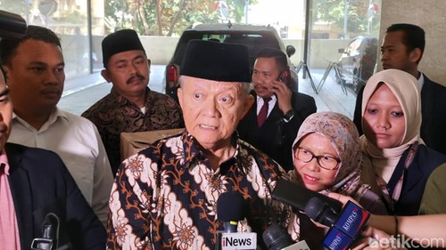 Waketum MUI Anwar Abbas menyambangi Bareskrim Polri untuk menemui Panji Gumilang usai gugatan Rp 1 triliun dicabut. (Rumondang N/detikcom)