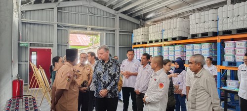 Wakil Sekjen PMI Pusat Sunarbowo Sandi dan Duta Besar Selandia Baru untuk Indonesia Kevi Burnett saat meresmikan gedung logistik PMI di Kota Kupang, NTT. (Yufengki Bria/detikBali)