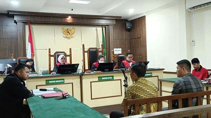 Warga bersaksi tentang penemuan mayat dalam koper merah di Tanjo, Kabupaten Bogor, di Pengadilan Negeri Cibinong.