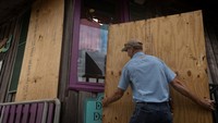 Florida telah mengeluarkan perintah evakuasi untuk wilayah Cedar Key, saat wilayah tersebut bersiap menghadapi serangan Badai Idalia. REUTERS/Marco Bello  