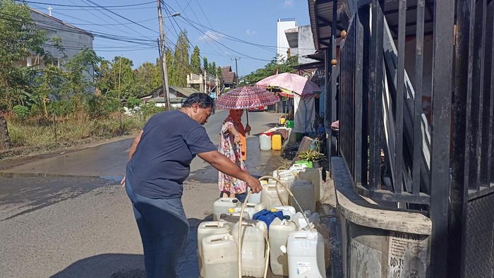 Warga Kompleks NTI Makassar, Sulsel menjual air bersih seharga Rp 3.000 per jeriken.