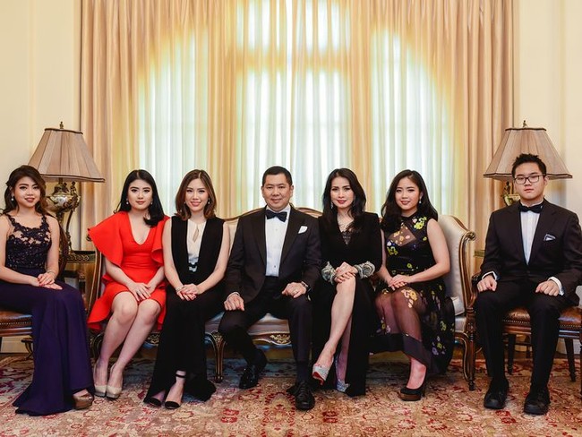 Warren pun bukan satu-satunya anggota keluarga Tanoesoedibjo yang menjadi caleg. Ayah, ibu, dan ketiga saudarinya juga maju dari Dapil yang berbeda. Foto: Instagram