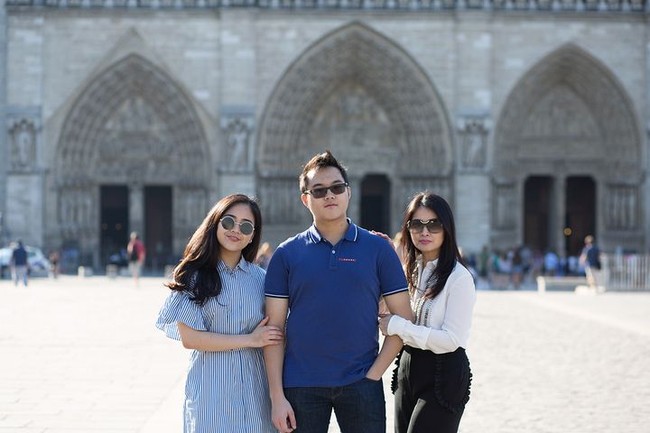 Sebagai anak bungsu, Warren tampak sering menghabiskan waktu bersama ayah dan ibunya. Dalam berbagai postingan, mereka terlihat kerap liburan bersama. Foto: Instagram