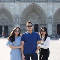 Sebagai anak bungsu, Warren tampak sering menghabiskan waktu bersama ayah dan ibunya. Dalam berbagai postingan, mereka terlihat kerap liburan bersama. Foto: Instagram