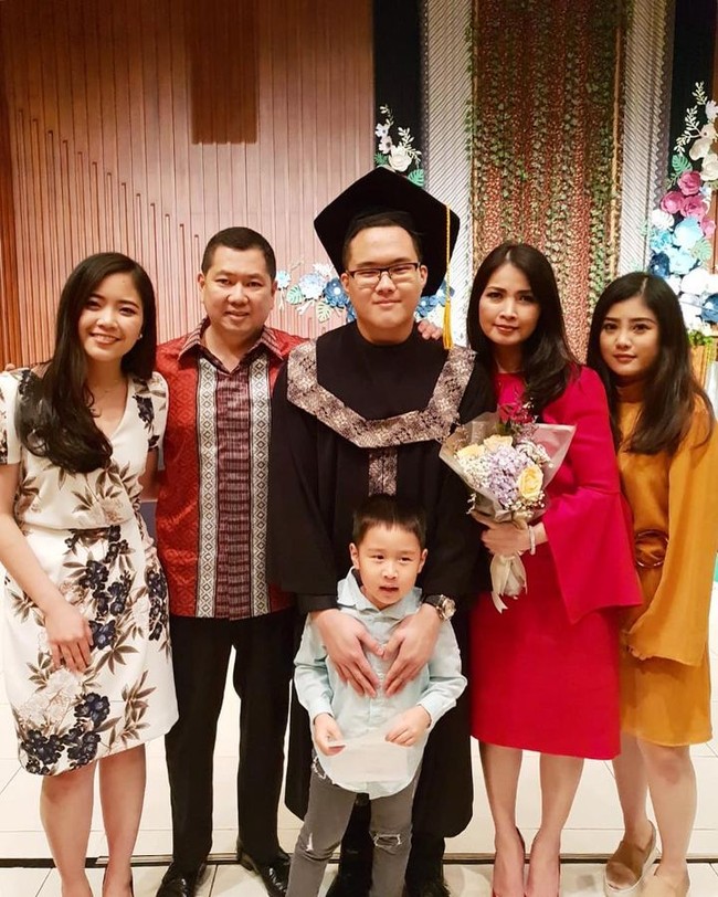 Tidak banyak informasi mengenai Warren Tanoe. Namun diketahui bahwa pria tersebut baru saja lulus dari Biola University, AS, jurusan Busniness Administration and Management. Sebelumnya ia bersekolah di Integrated Christian School (IICS) Jakarta. Foto: Instagram