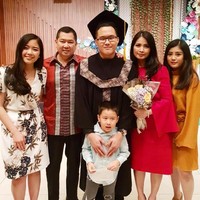 Tidak banyak informasi mengenai Warren Tanoe. Namun diketahui bahwa pria tersebut baru saja lulus dari Biola University, AS, jurusan Busniness Administration and Management. Sebelumnya ia bersekolah di Integrated Christian School (IICS) Jakarta. Foto: Instagram