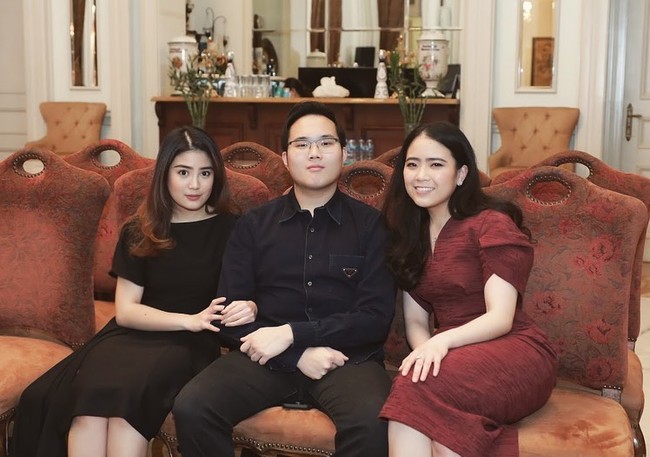 Sebagai anak bungsu dan satu-satunya saudara lelaki, keempat kakak perempuan Warren tampak sangat menyanyangi sang adik. Dalam sebuah postingan yang dipersembahkan kepada Warren, Valencia Tanoesoedibjo menyebutkan pria berhati emas. Foto: Instagram