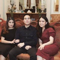 Sebagai anak bungsu dan satu-satunya saudara lelaki, keempat kakak perempuan Warren tampak sangat menyanyangi sang adik. Dalam sebuah postingan yang dipersembahkan kepada Warren, Valencia Tanoesoedibjo menyebutkan pria berhati emas. Foto: Instagram