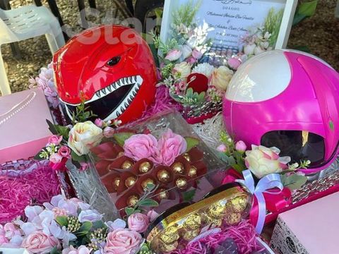 Acara pernikahan Ikhsan Faudzi dan Nur Ashikin Ahmad Acara pernikahan Ikhsan Faudzi dan Nur Ashikin Ahmad, viral di media sosial karena memilih menggunakan kostum Power Rangers saat foto pernikahan.