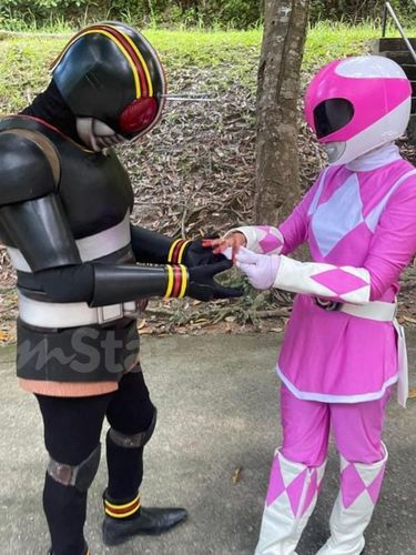 Acara pernikahan Ikhsan Faudzi dan Nur Ashikin Ahmad Acara pernikahan Ikhsan Faudzi dan Nur Ashikin Ahmad, viral di media sosial karena memilih menggunakan kostum Power Rangers saat foto pernikahan.