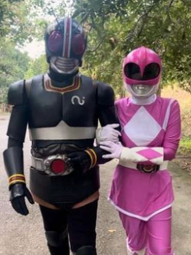 Acara pernikahan Ikhsan Faudzi dan Nur Ashikin Ahmad Acara pernikahan Ikhsan Faudzi dan Nur Ashikin Ahmad, viral di media sosial karena memilih menggunakan kostum Power Rangers saat foto pernikahan.