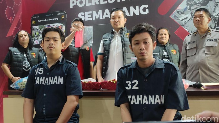 Acong (kiri) dan Mbahe (kanan) ditangkap setelah sempat kabur ke Klaten, Kamis (31/8/2023). Keduanya terlibat pengeroyokan maut di depan puskesmas di kawasan Tembalang Semarang.