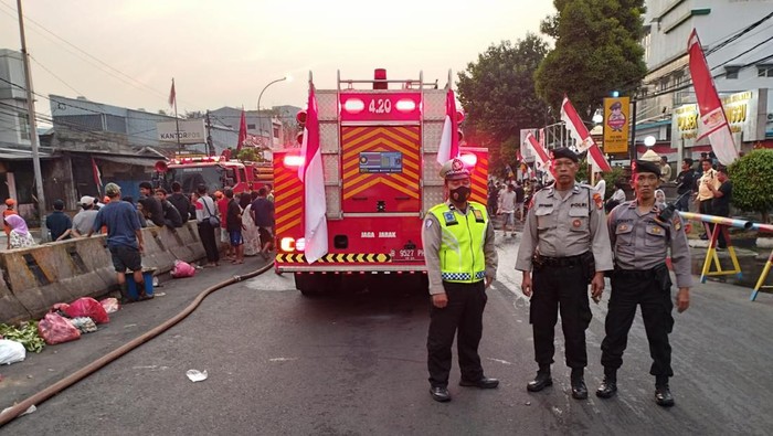 Ada Ruko Terbakar, Lalin Pasar Minggu Macet Pagi Ini