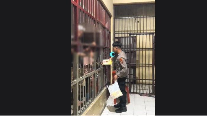 Aksi Polisi Bagi-bagi Makanan Gratis kepada Tahanan Dipuji Netizen