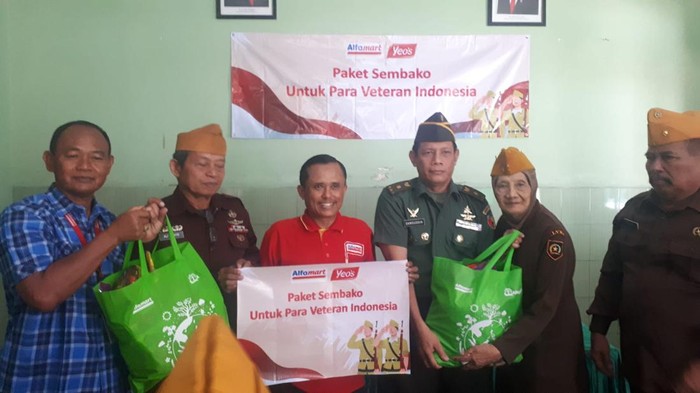 Alfamart dan Yeos berikan bantuan sembako untuk pejuang kemerdekaan