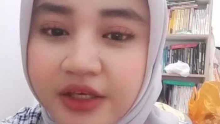 Alifia yang curhat nyaris menjadi korban penipuan di mal dengan modus ngaku asal Malaysia tanya pameran lukisan.