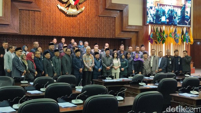 Anggota DPRD Jateng bersama dengan Gubernur Ganjar Pranowo saat berfoto bersama di Gedung DPRD Jateng, Semarang, Kamis (31/8/2023).