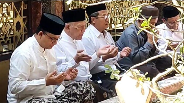 Anies Baswedan berziarah ke makam pendiri NU KH Hasyim Asyari di Jombang