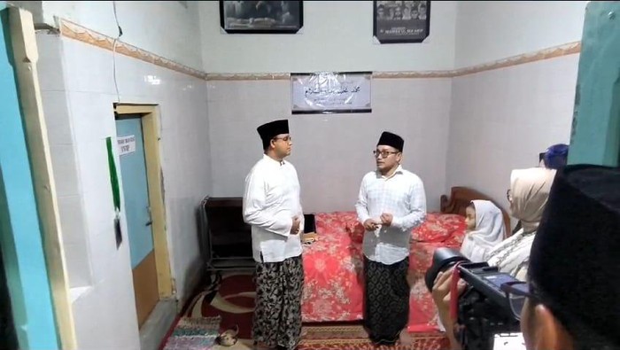 Anies Baswedan di kamar tempat lahir Gus Dur