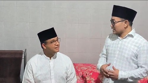 Anies Baswedan di kamar tempat lahir Gus Dur