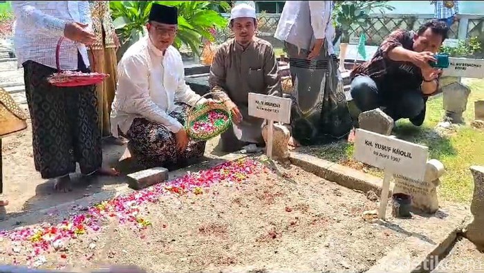 Anies Baswedan saat berziarah di makam ayah Cak Imin di lingkungan Ponpes Denanyar, Jombang.