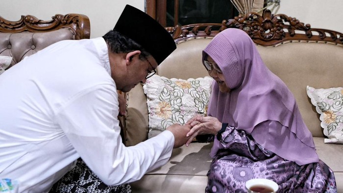 Anies sowan ke rumah Ibunda Cak Imin. (Dok. Tim Anes Baswedan)