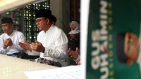 Anies berdoa di samping makam pendiri NU, KH Hasyim Asyari di Ponpes Tebuireng, Jombang, Kamis (31/8/2023).  