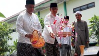 Anies juga melakukan tabur bunga.  