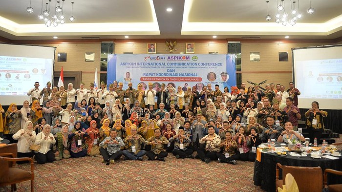 ASPIKOM Gelar Rakornas, Sosialisasi Lamspak hingga Akreditasi Internasional ASPIKOM menggelar Rakornas di Pekanbaru. Selain Rakornas, PP juga mengadakan sosialisasi pengurusan jabatan fungsional, Lamspak dan Akreditasi Internasional, Kamis (31/8/2023).