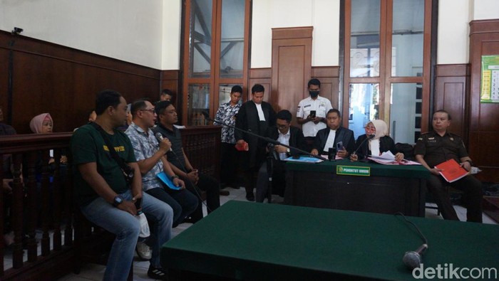 Ayah Angeline saat dihadirkan dalam sidang di PN Surabaya
