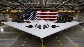 Northrop Grumman B-21 Raider adalah pembom strategis Amerika yang sedang dikembangkan untuk Angkatan Udara Amerika Serikat (USAF) oleh Northrop Grumman. Pesawat ini akan menjadi pembom strategis siluman antarbenua jarak jauh dengan senjata konvensional dan termonuklir. Foto: Northrop Grumman