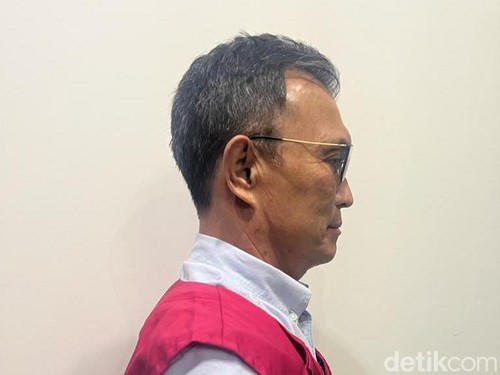 Bahasili Papan saat ditahan dan ditetapkan sebagai tersangka oleh Kejati NTT.