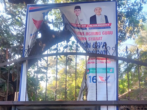 Baliho bacaleg Partai Perindo di Kabupaten Lombok Timur, Nusa Tenggara Barat (NTB), yang dibakar orang tidak dikenal atau OTK pada Rabu malam (30/8/2023). (Foto: DPD Partai Perindo Lombok Timur)