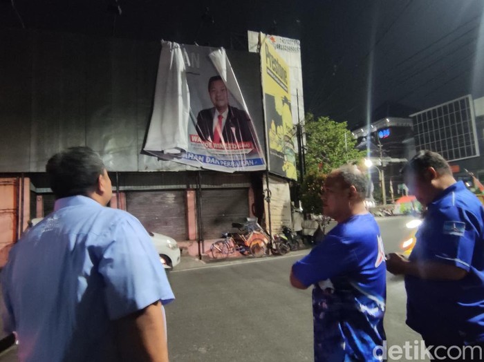 Baliho, poster, dan spanduk Partai Demokrat bergambar Anies Baswedan dicopoti oleh kader Demokrat di Semarang, Kamis (31/8/2023).