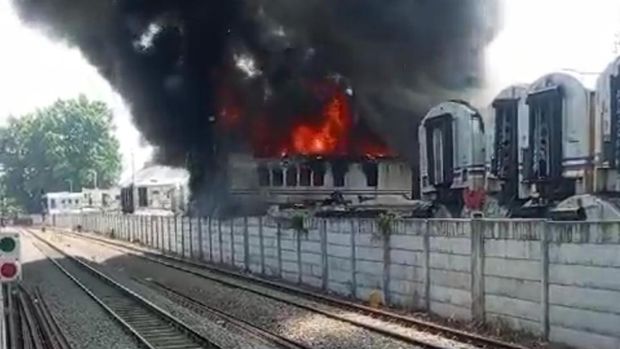 Bangkai  gerbong KA di Purwakarta terbakar.