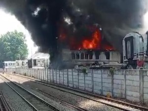 Delapan Bangkai Gerbong KA Terbakar di Purwakarta