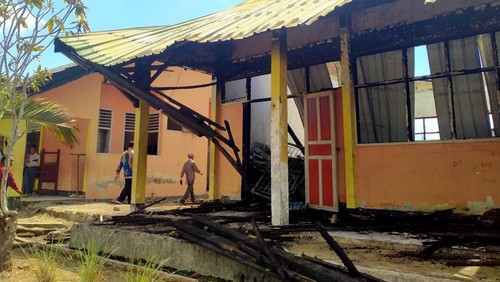 Bangunan laboratorium teknologi informasi dan komunikasi (TIK) SMP Negeri 2 Dompu, Nusa Tenggara Barat (NTB), ludes ludes terbakar. (Foto: Faruk Nickyrawi/detikBali)