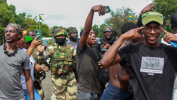 Berkuasa 55 Tahun, Rezim Presiden Gabon Dikudeta Soldiers of the Republican Guard stand on their armed pick-up in a street in Libreville, Gabon August 30, 2023 REUTERS/Scott Ngokila NO RESALES. NO ARCHIVES