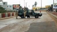 Pasukan militer tampak berjaga di jalan-jalan. 