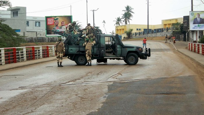 Soldiers of the Republican Guard stand on their armed pick-up in a street in Libreville, Gabon August 30, 2023 REUTERS/Scott Ngokila NO RESALES. NO ARCHIVES