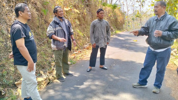 Petugas saat melakukan kroscek lokasi diduga terjadi serangan monyet ekor panjang di Kulon Progo beberapa waktu lalu.
