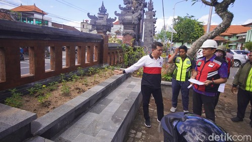 Bupati I Nyoman Suwirta saat melakukan sidak ke Mall Pelayanan Publik Klungkung.