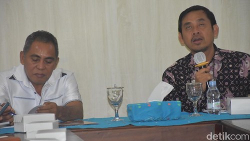 Bupati Manggarai Barat Edistasius Endi (kiri) dan Staf Khusus Wakil Presiden Khamami Zada dalam pertemuan terkait kerukunan umat beragama di Labuan Bajo.