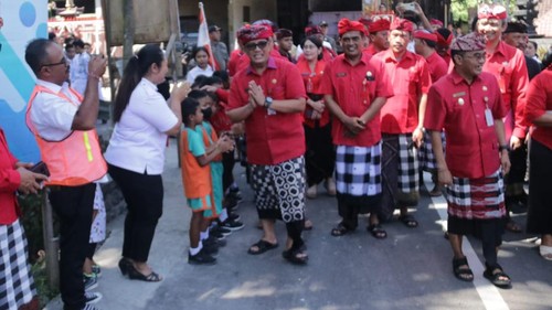 Bupati Sanjaya dan warga Banjar Kelaci, Desa Marga Dauh Puri, Kecamatan Marga, meresmikan jalan yang diperbaiki melalui program Sida AUM, Rabu (30/8/2023).