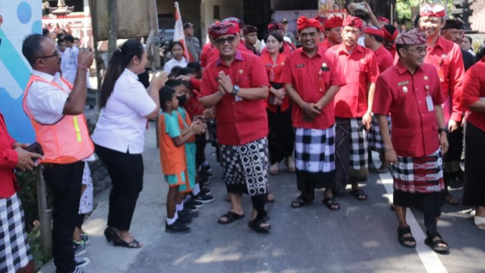 Bupati Sanjaya dan warga Banjar Kelaci, Desa Marga Dauh Puri, Kecamatan Marga, meresmikan jalan yang diperbaiki melalui program Sida AUM, Rabu (30/8/2023).