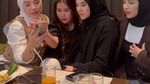 Seru! Ini Momen Clara Shinta Nongkrong Bareng Sahabat dan Traktir Makan