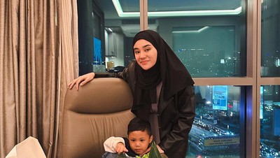 Seru! Ini Momen Clara Shinta Nongkrong Bareng Sahabat dan Traktir Makan